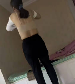 老媽買新衣回來試穿給我看